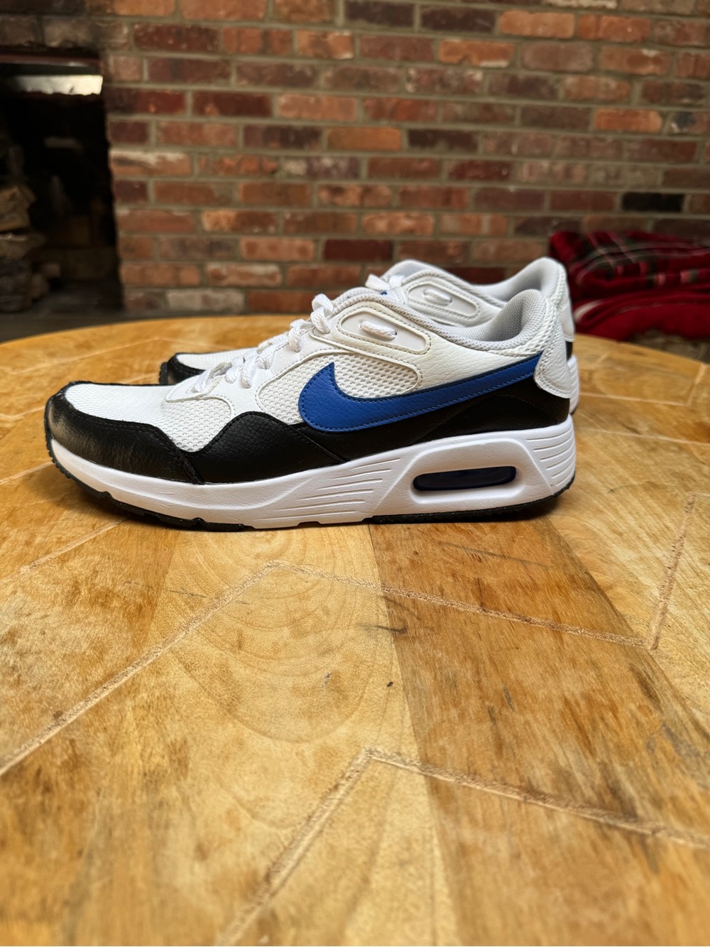 Nike Men’s Air Max SC White and Black Sneakers with Blue Swoosh - Picture 3 of 9